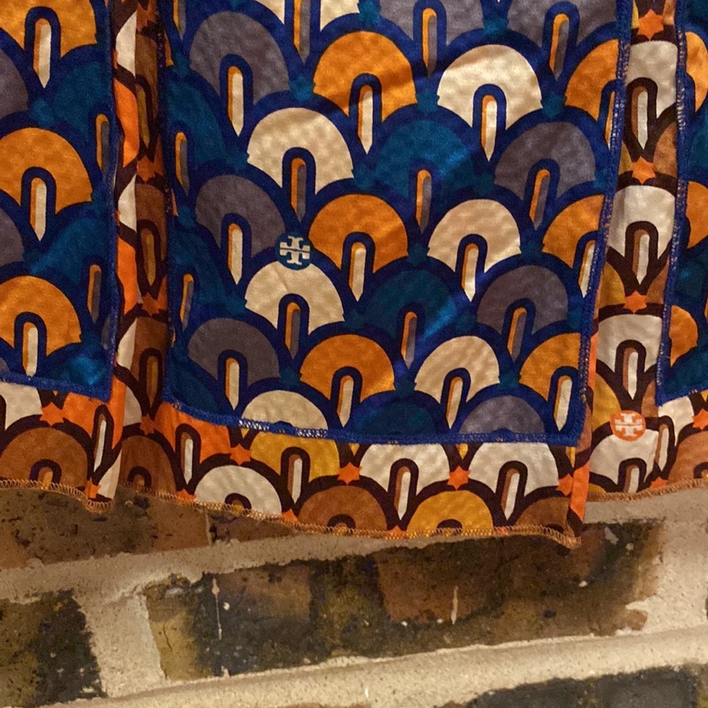 Tory Burch 100% silk pleated graphic two tone skirt, Women’s sized 4 - Picture 9 of 11